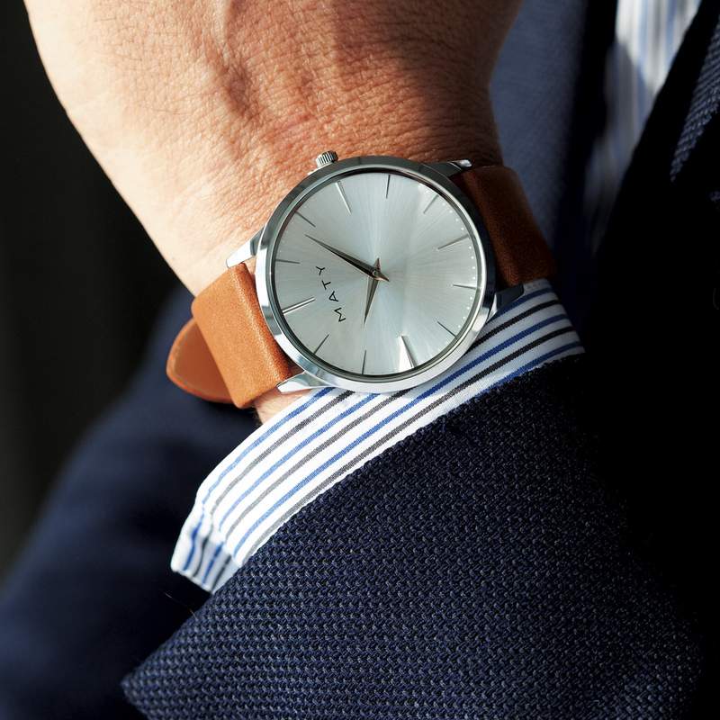 Montre homme chromée bracelet cuir marron - vue porté 1