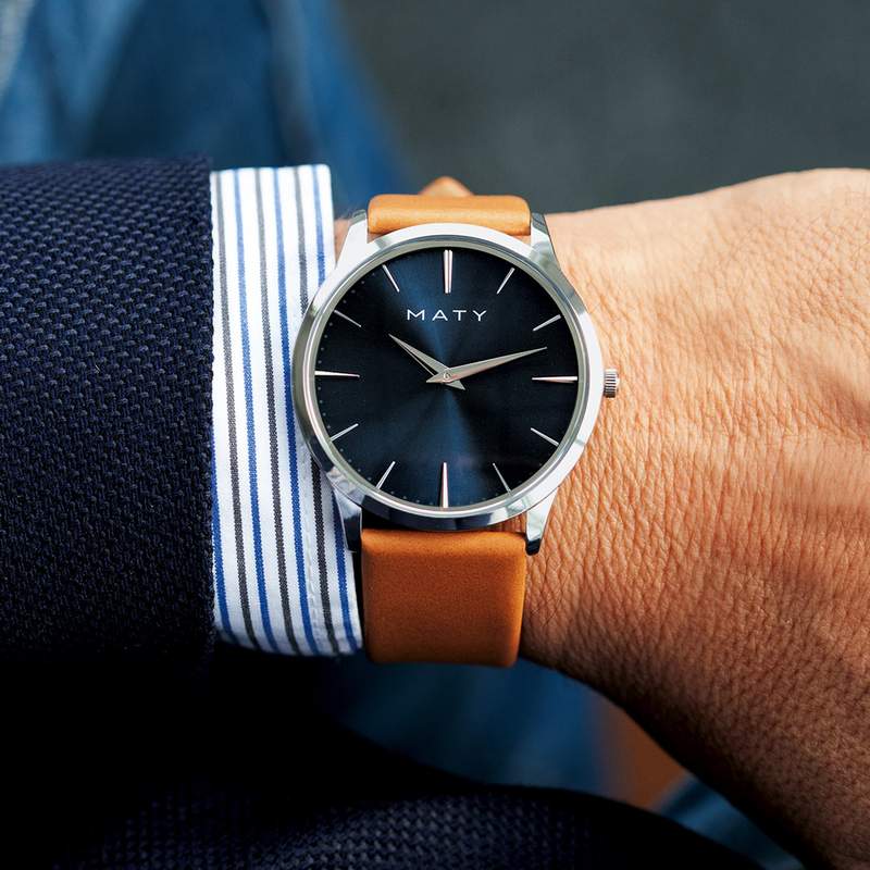 Montre homme chromée bracelet cuir marron - vue porté 1