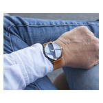 Montre homme chromée bracelet cuir marron - vue porté 2