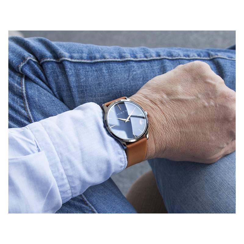 Montre homme chromée bracelet cuir marron - vue porté 2