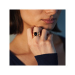Bague plaqué or agate noire ovale - vue porté 1