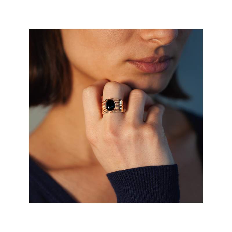 Bague plaqué or agate noire ovale - vue porté 1