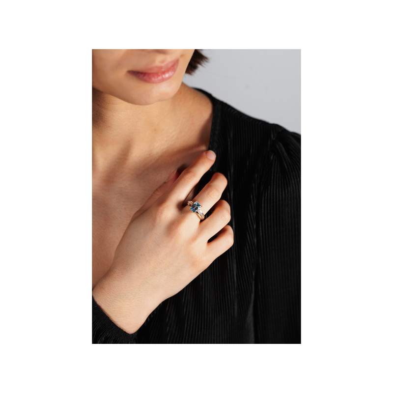 Bague 2 ors 375 topaze bleue rectangulaire et diamants - vue porté 1