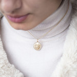 Pendentif plaqué or mat constellation zodiaque sagittaire zirconias - vue porté 1