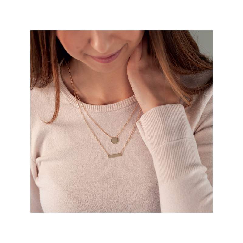 Collier plaqué or double rang médailles ronde et rectangle 45 cm - vue porté 2