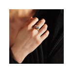 Ring van 375 goud met een behandelde blauwe topaas in peervorm en diamanten - foto 1 (gedragen)