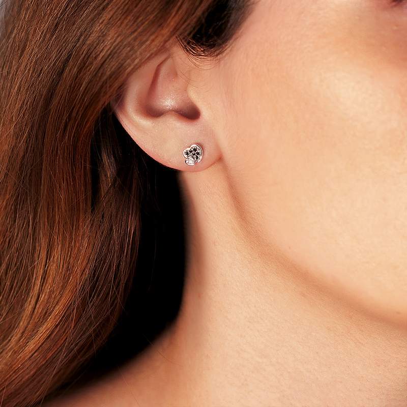 Boucles d'oreilles argent 925 coeurs zirconias noirs et blancs - vue porté 1