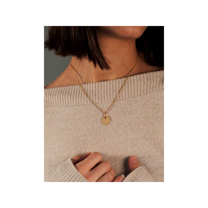 Pendentif or jaune 375 'Amour' pampille coeur zirconia rouge - vue porté 1