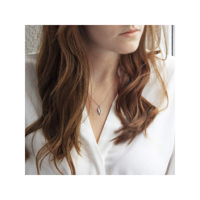 Collier or blanc 375 entrelacé diamants 45 cm - vue porté 2