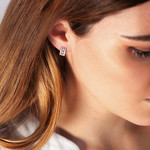 Boucles d'oreilles or blanc 375 diamants - vue porté 1