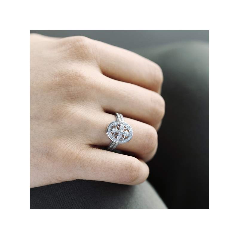 Bague or 375 blanc ovale ajourée diamants - vue porté 2