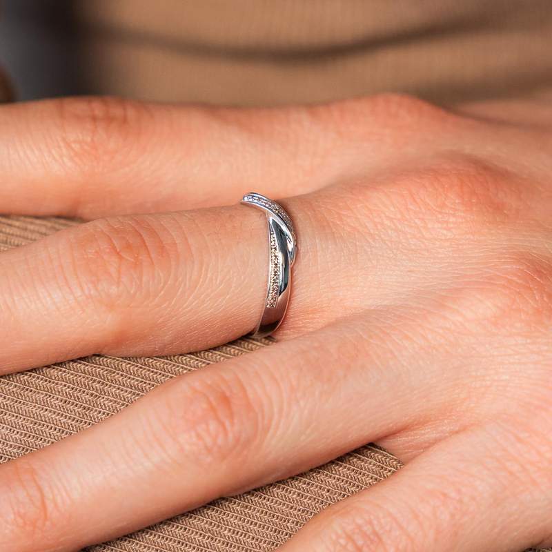 Bague or blanc 375 entrelacée diamant - vue porté 1