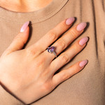 925 zilveren ring met peergeslepen amethist en zirkonia's - bekijk gedragen 1