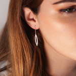 Boucles d'oreilles or blanc 375 pendants diamants - vue porté 1