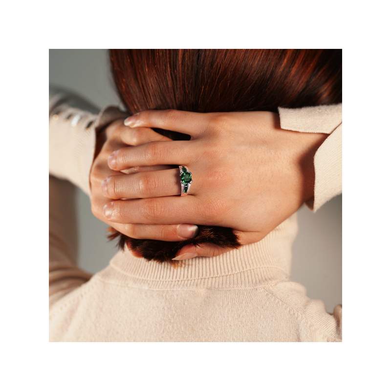 Bague argent 925 carrée zirconias verts et blancs - vue porté 1