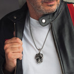 Pendentif acier tête de mort - vue porté 1