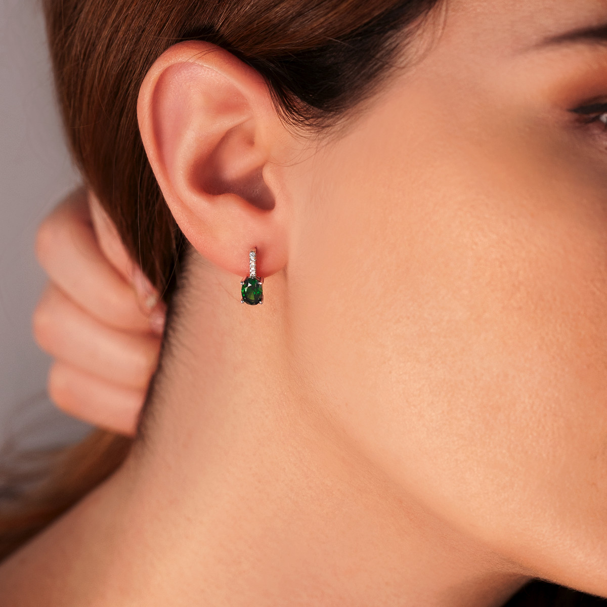 Boucles d'oreilles argent 925 zirconias verts et blancs - vue porté 1