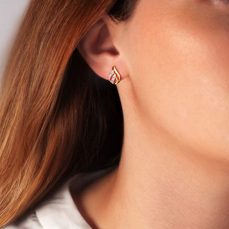Boucles d'oreilles or 375 2 tons diamants - vue porté 1