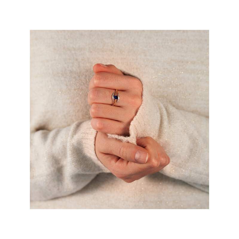 Bague or 375 2 tons saphir ovale et diamants - vue porté 1