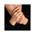 Bague or 375 2 tons émeraudes et diamants - vue porté 1