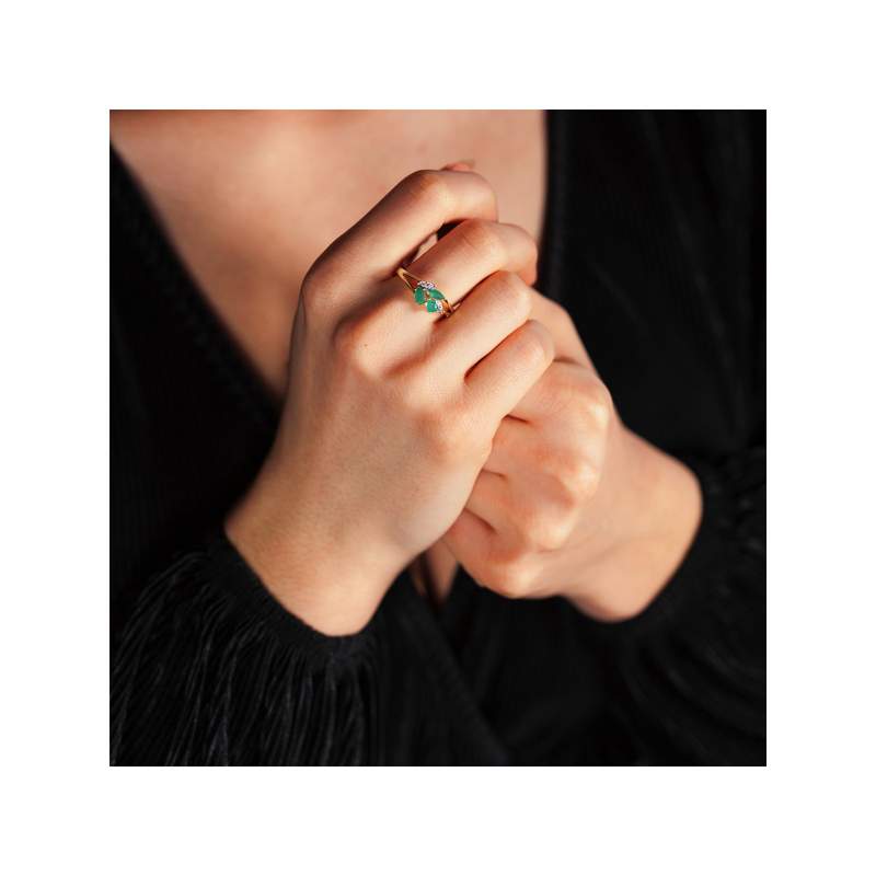 Bague or 375 2 tons émeraudes et diamants - vue porté 1