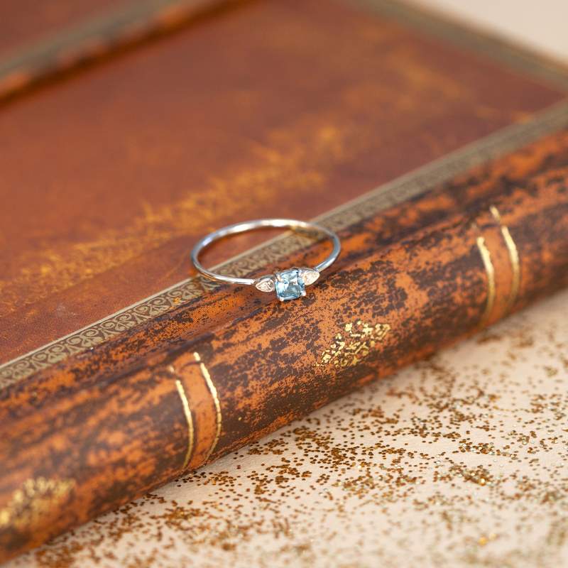 Bague or blanc 375 topaze bleue traitée carrée et diamants - vue D1