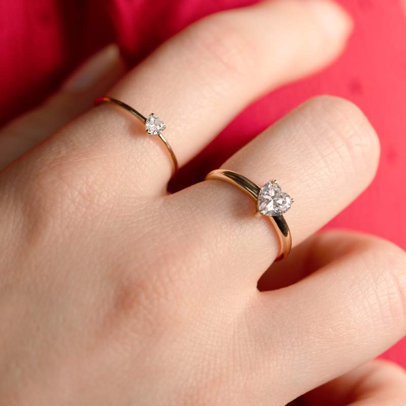 Bague or jaune 375 coeur zirconia - vue porté 2