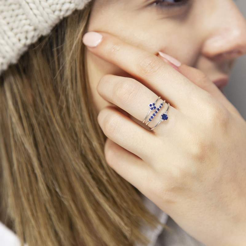 Bague or blanc 375 saphir ovale et diamants - vue porté 1