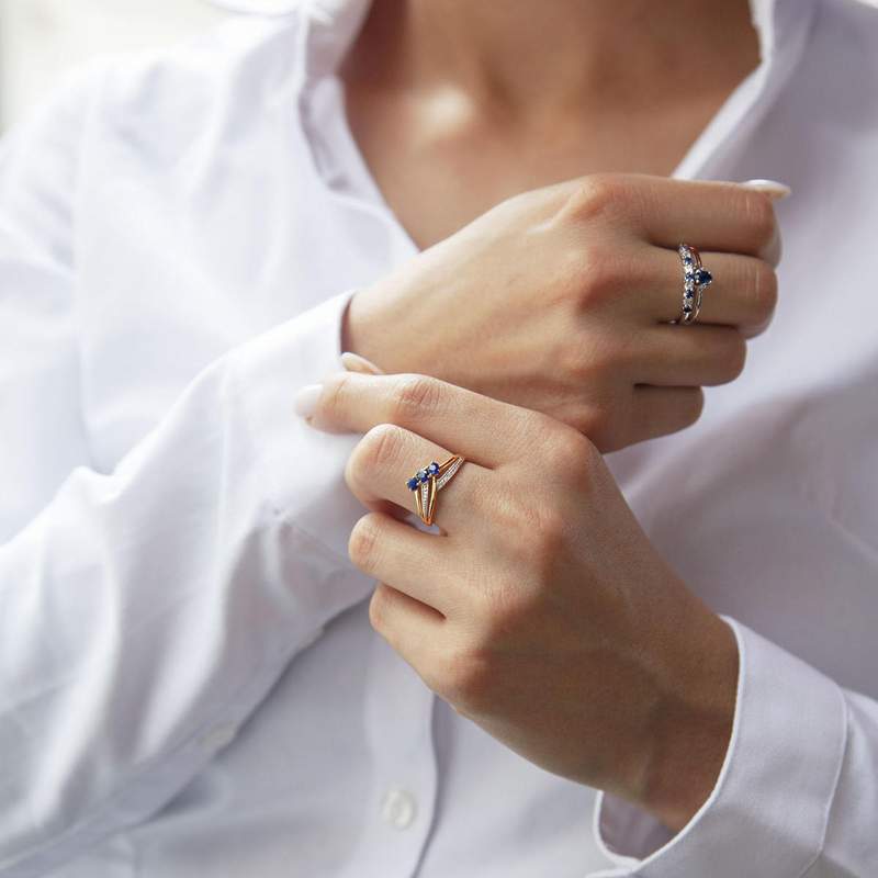 Bague or blanc 375 saphir ovale et diamants - vue porté 2