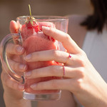 Bague or 375 2 tons rubis et diamants - vue porté 1