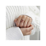 Bague or 375 rose fleur rubis - vue porté 2