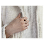 Gouden ring 375 2 toon diamanten - bekijk gedragen 2