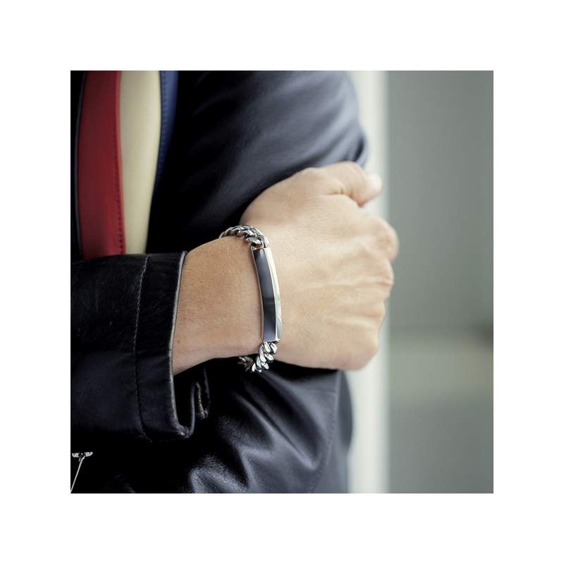Bracelet acier plaque noire 21 cm - vue porté 1