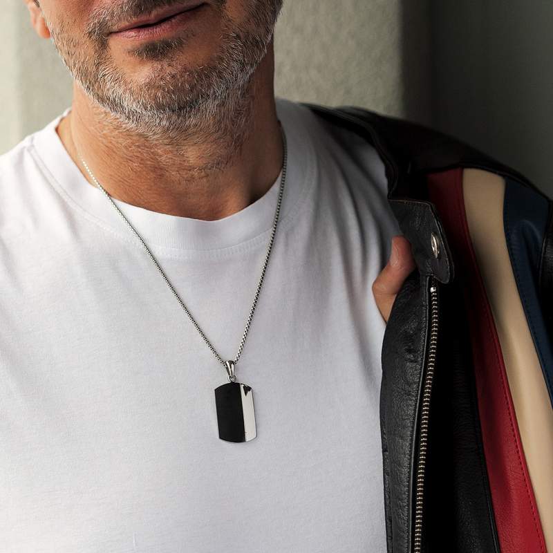 Collier acier plaque noire 55 cm - vue porté 1