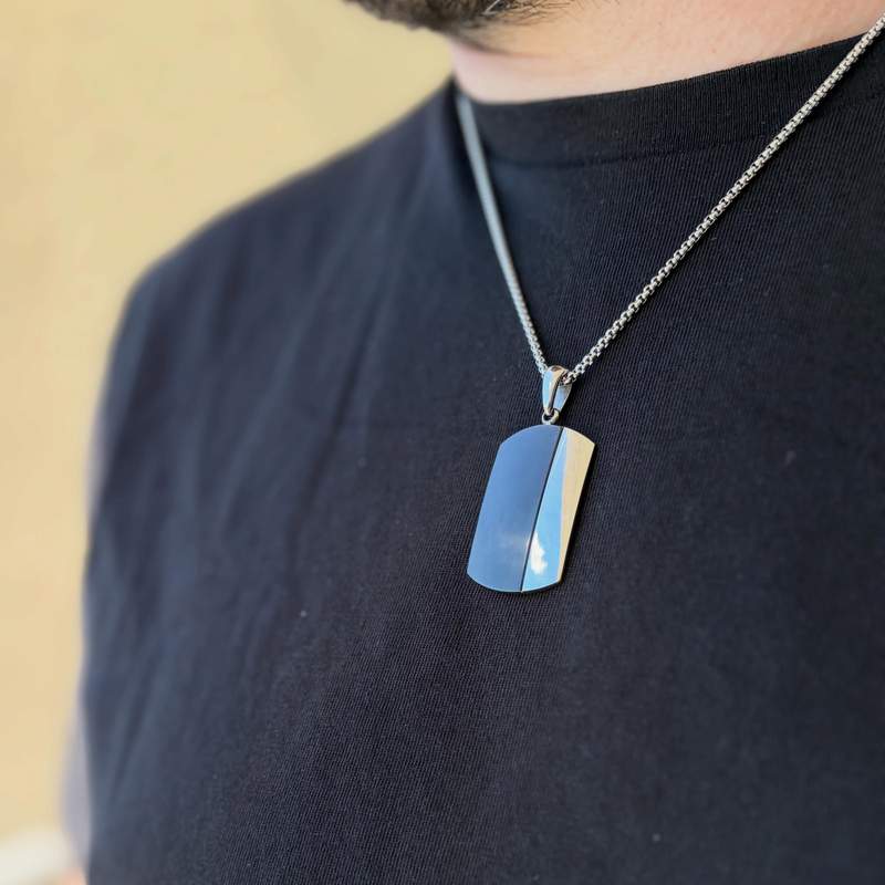 Collier acier plaque noire 55 cm - vue porté 3