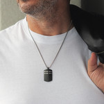 Collier acier plaque noire 55 cm - vue porté 1