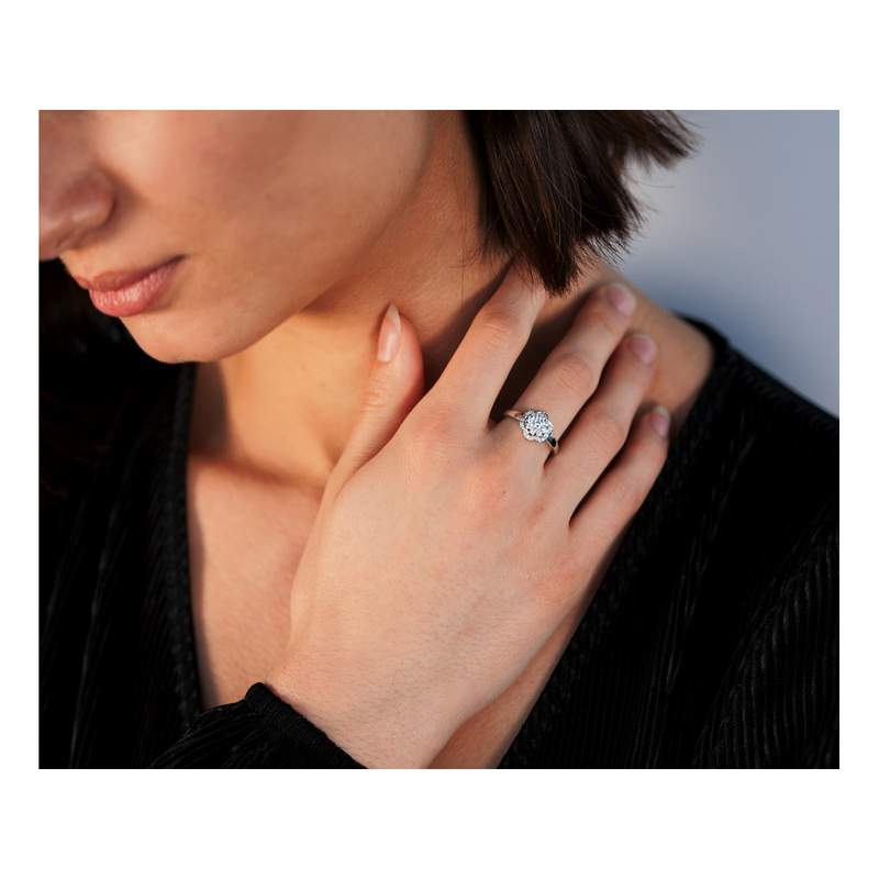 Bague or 375 blanc fleur zirconias - vue porté 1