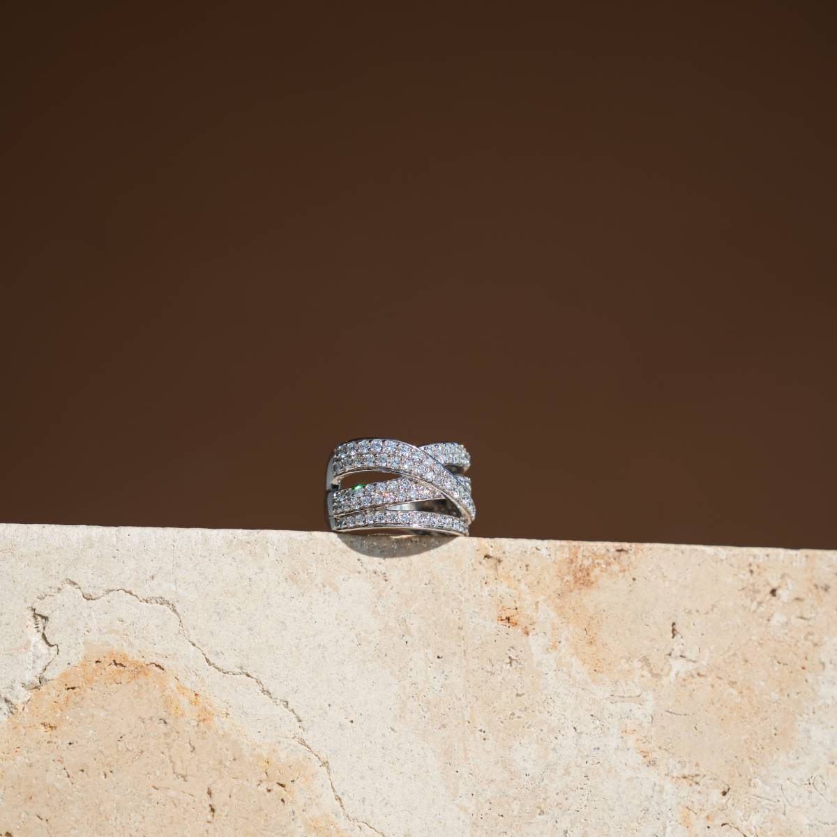 Bague or 750 blanc anneaux entrelacés diamants synthétiques 1,25 carat - vue D1