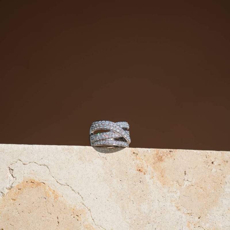 Bague or 750 blanc anneaux entrelacés diamants synthétiques 1,25 carat - vue D1