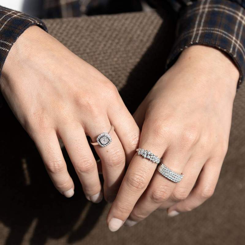 Vierkante ring van 750 witgoud met synthetische diamanten van 0,50 karaat – foto 2 (gedragen)