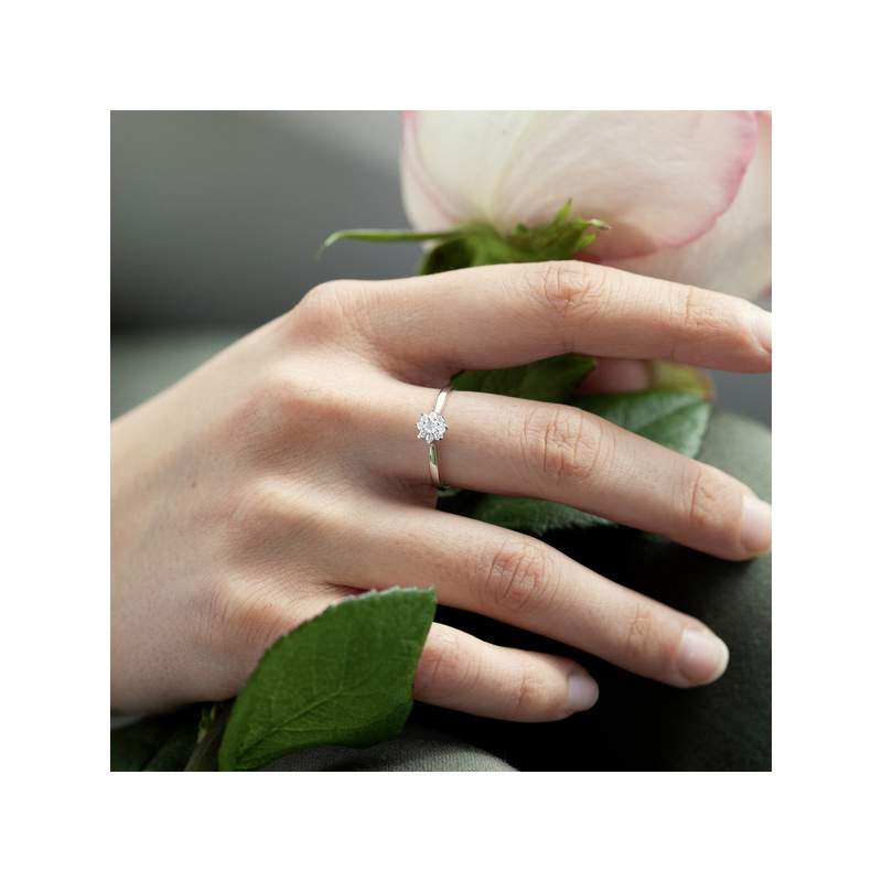 Bague or 750 blanc fleur diamants synthétiques 0,15 carat - vue porté 2