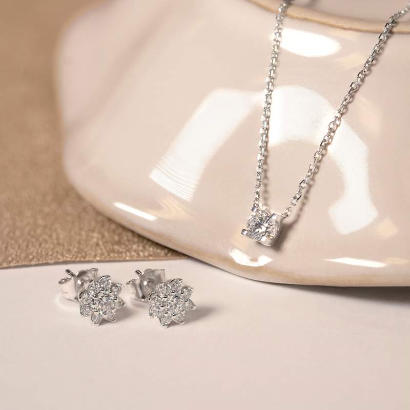 Boucles d'oreilles or 750 blanc fleurs diamants synthétiques 0,50 carat - vue D1