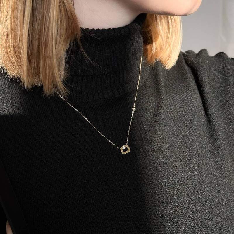 Collier or 375 jaune diamants synthétiques - vue porté 1