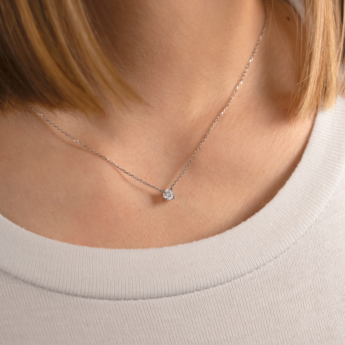 Collier solitaire or 750 blanc diamant synthétique 0.3 carat 42cm - vue porté 1