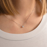 Collier solitaire or 750 blanc diamant synthétique 0.3 carat 42cm - vue porté 1