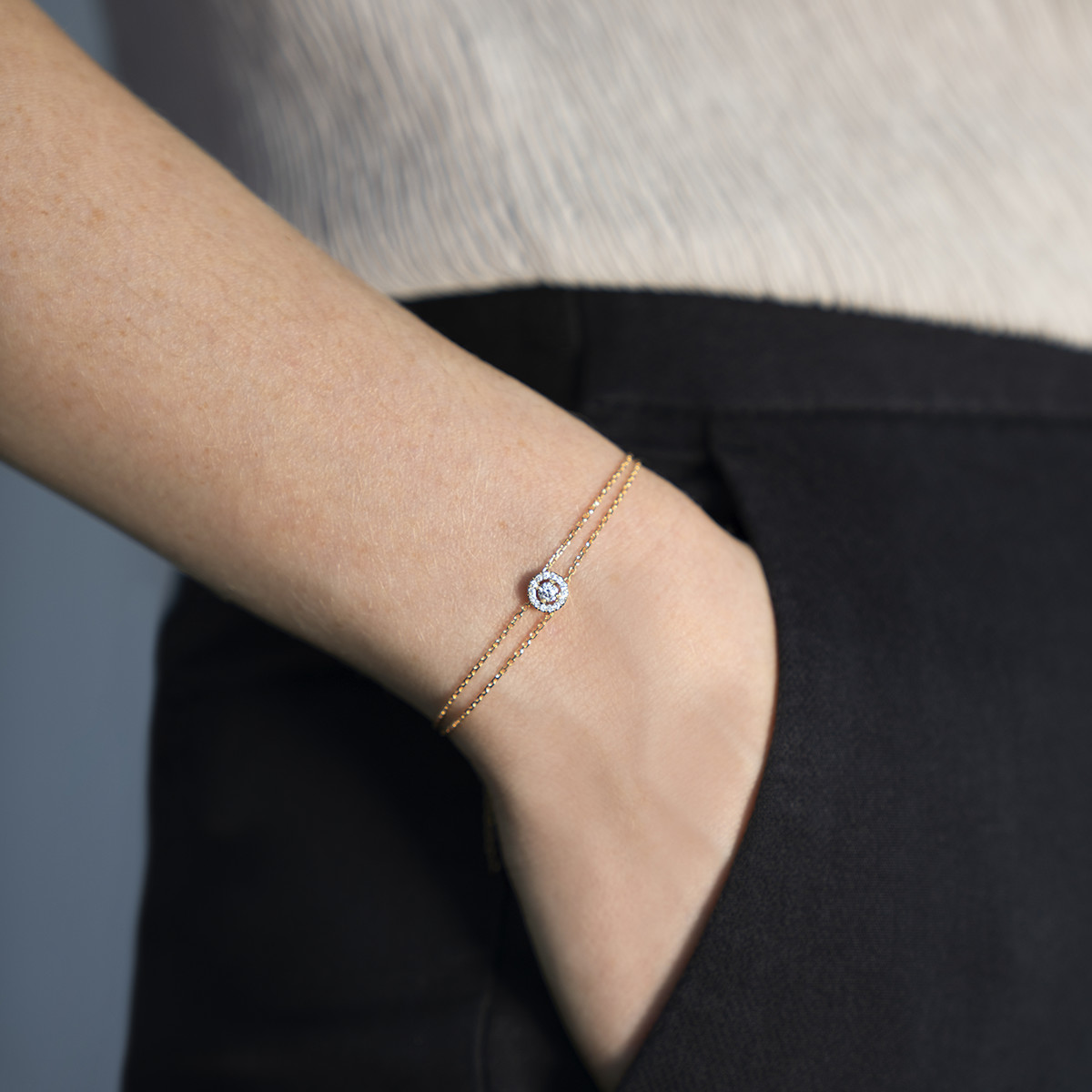 Bracelet or 750 jaune entourage diamant DSI2 18cm - vue porté 2