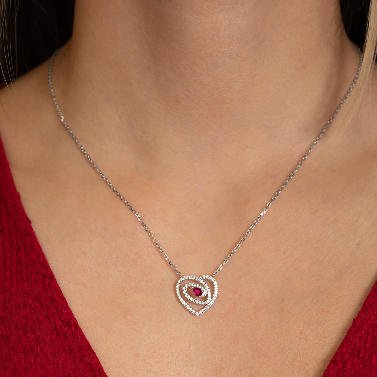 Collier coeur argent 925 rhodié rubis synthétique et zirconias 45cm - vue porté 1