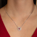Collier coeur argent 925 rhodié rubis synthétique et zirconias 45cm - vue porté 1