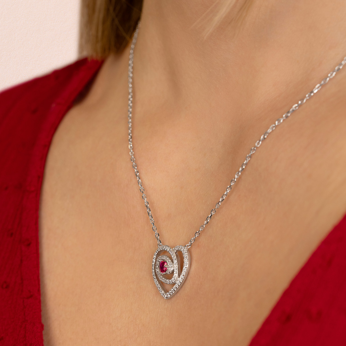 Collier coeur argent 925 rhodié rubis synthétique et zirconias 45cm - vue porté 2