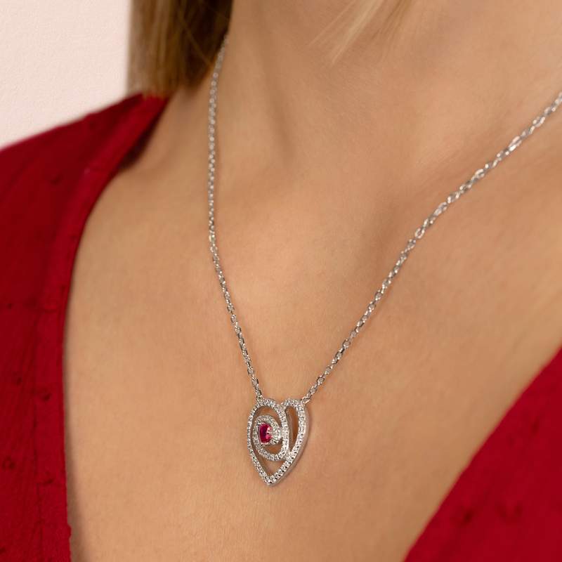 Collier coeur argent 925 rhodié rubis synthétique et zirconias 45cm - vue porté 2